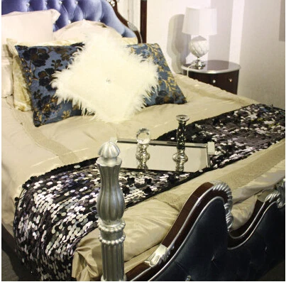 RN312 الأوروبية الفاخرة سرير السجاد معرض الجدول عداء كبير مزين بالترتر أسود من طرف السرير حصيرة منشفة فندق السرير العلم