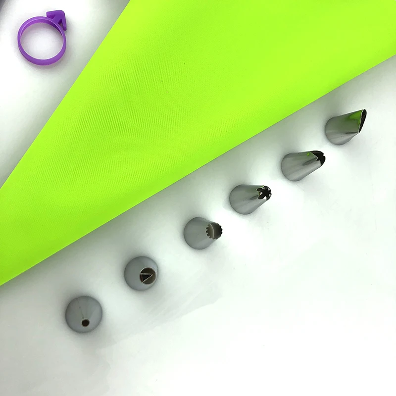 Pastry bag with nozzles