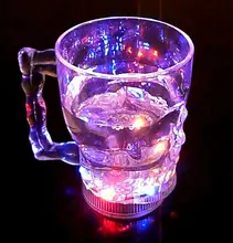 2pcs/lot 400ML LED Skull Party Amazing Glowing Beer Glass LED Plastic Beer Mugs Glow Tableware Dinnerware Party Supplies