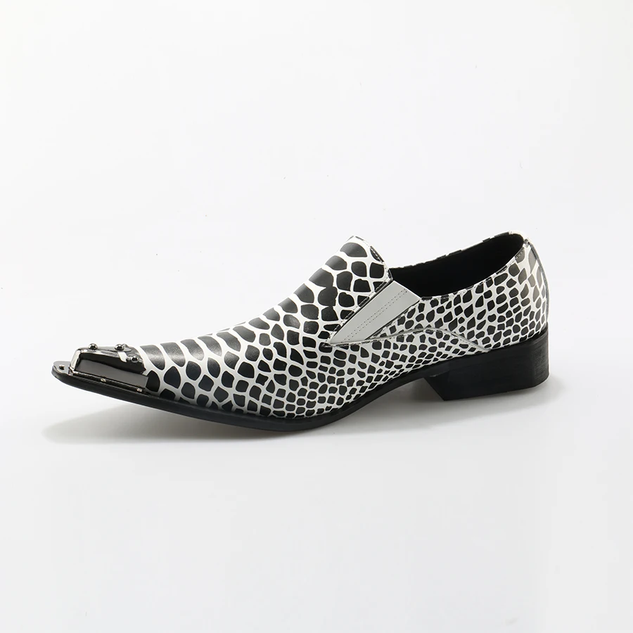 white Homens De Sapatos Okhotcn Novo as À Moda Feitas Do Rebite 100 Casuais Couro Red Fumar Pic Dedo Masculina Mão Chinelo Pé Apartamentos Metal Dos XBCOPqCwx