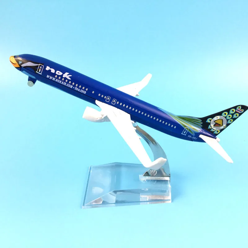 Воздушным транспортом и самолетом синего 737 NOK модель самолета Модель
