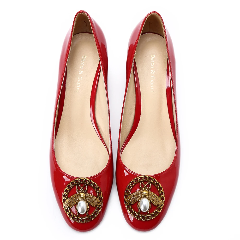 Лидер продаж г., новые весенние женские туфли-лодочки на среднем каблуке, Женская Базовая офисная обувь с круглым носком красная кожаная обувь на низком каблуке с металлической пряжкой телесного цвета