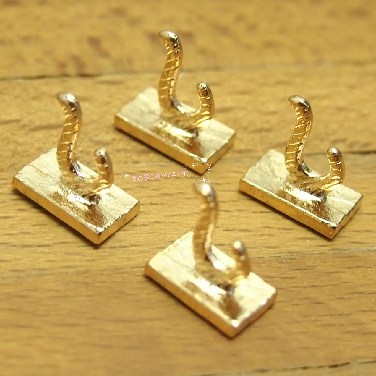 

Dollhouse Miniature 1:12 Toy 4 Pieces Metal Golden Hooks Hanger Length 1cm X0416