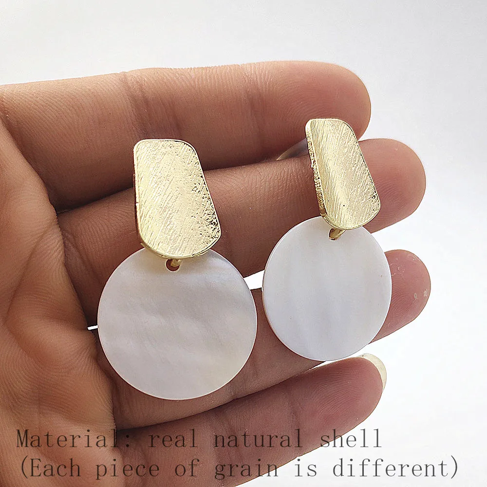 

Golden Scrub Geometric Earrings White Natural Shell Pendant Earrings Round Love Fashion Earrings for Women Party Jewelry W637