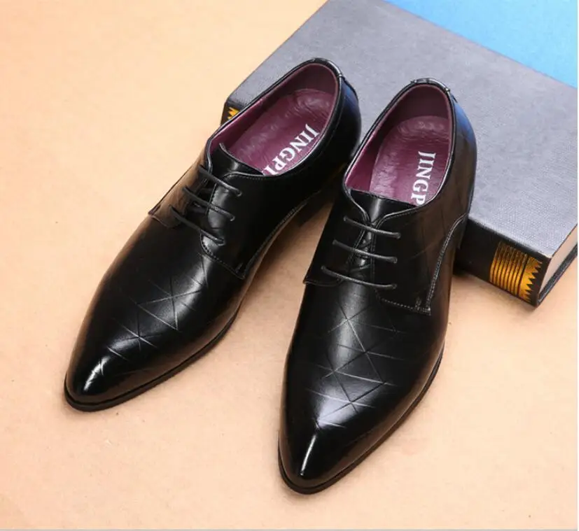 Лидер продаж; мужские кожаные туфли; Мужские модельные туфли в британском стиле; туфли на плоской подошве с острым носком на шнуровке; 2 цвета; большие размеры 38-47 - Цвет: Черный