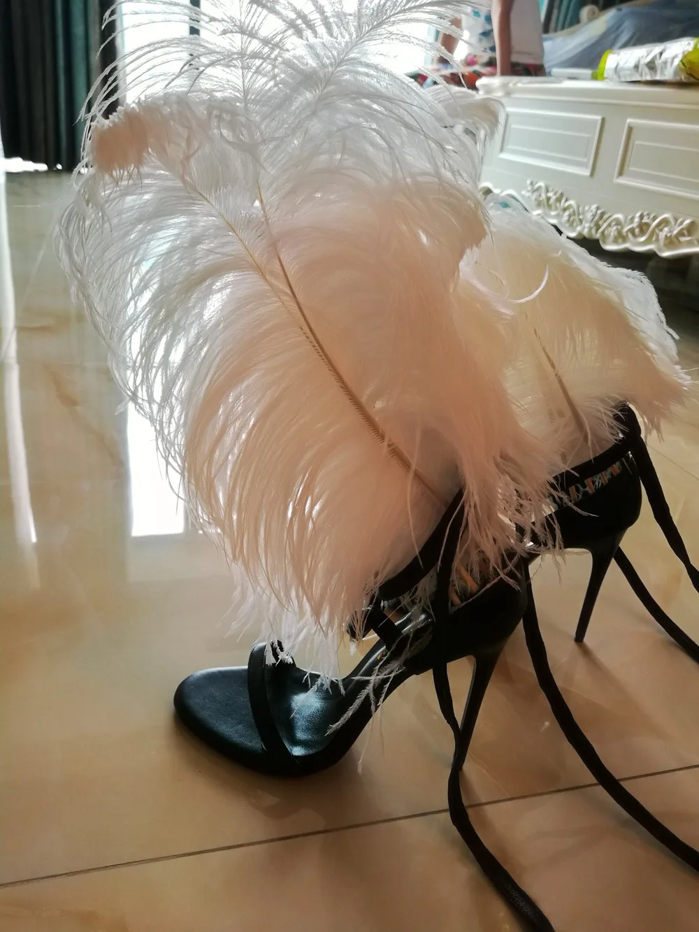 Carole Levy/пикантные босоножки на тонком каблуке женские модные туфли на шпильках, с перьями, на заднем каблуке, новинка, с перекрестной шнуровкой, большой размер 43,44 45