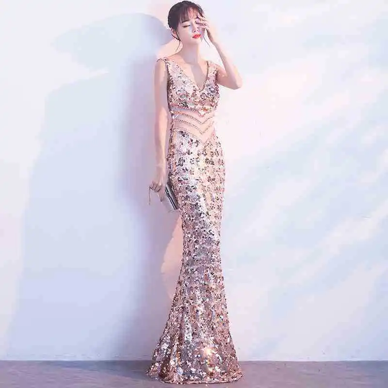 Женское длинное вечернее платье русалка цвета шампанского с V образным вырезом