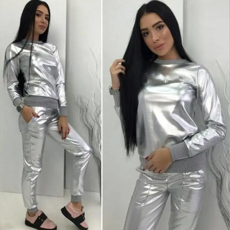 Серебряный спортивный костюм