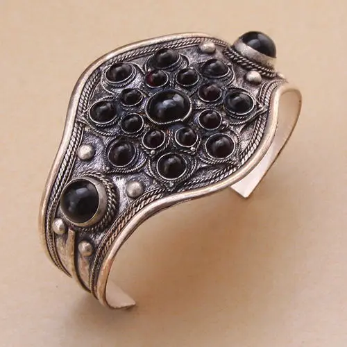 

A Vintage Flower Black Bead Cuff Bracelet Bangle Tibet Silver Carved Gift