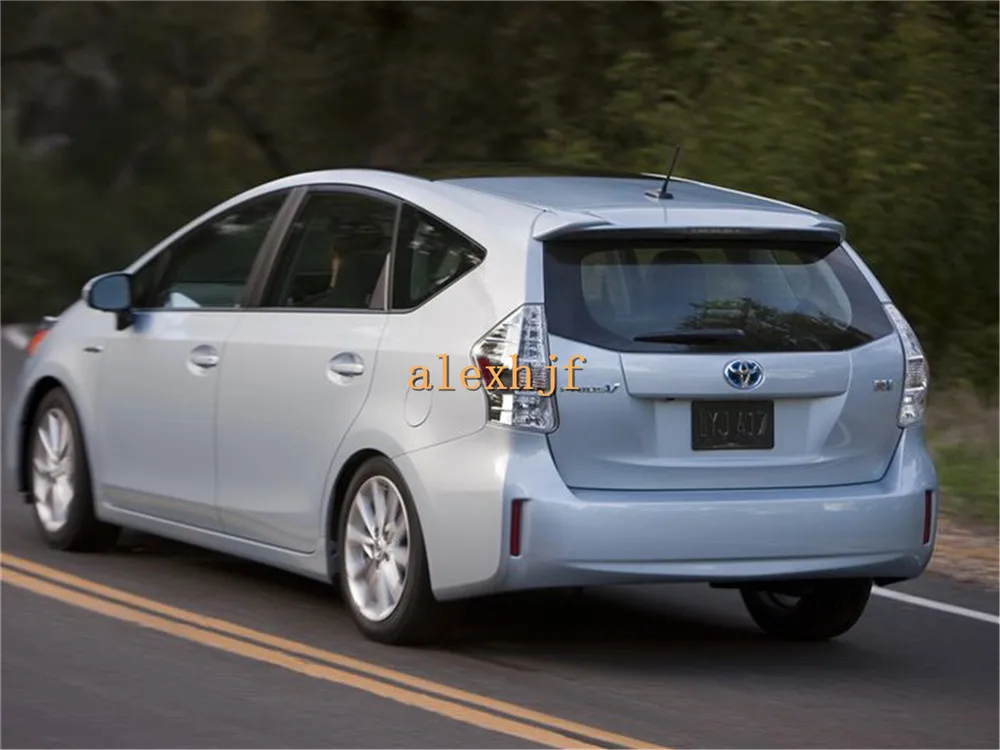 Toyota-Prius_V_2012-1