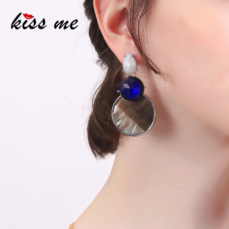 Женские круглые серьги подвески KISS ME синие и белые капли из смолы