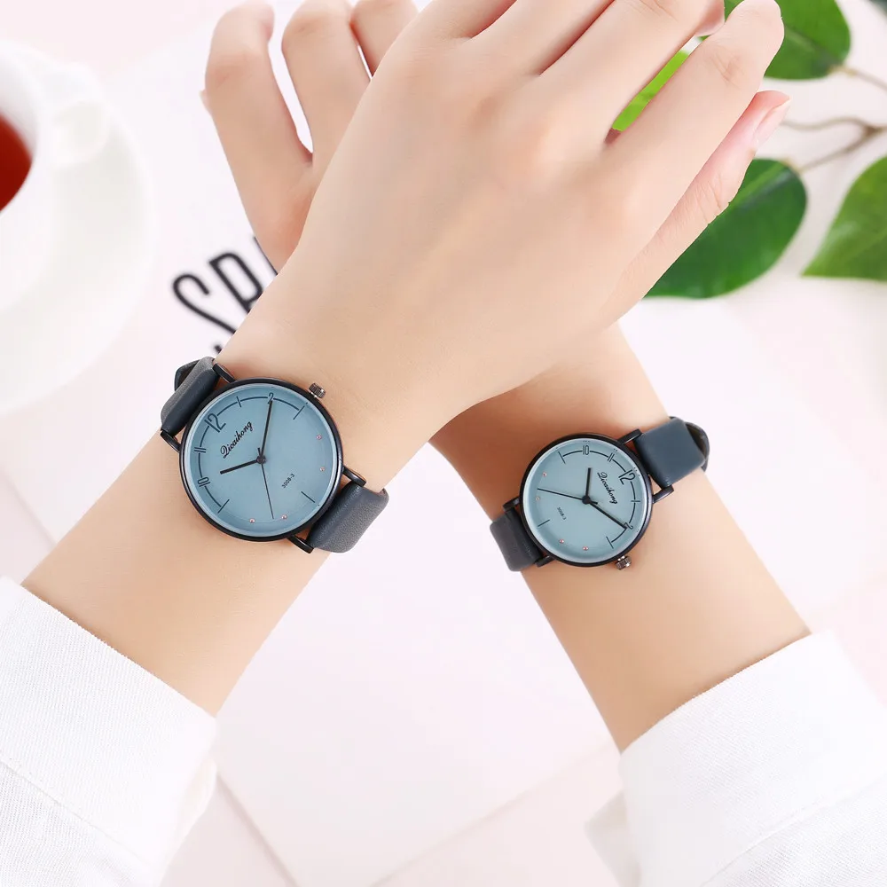 Qicaihong 2 шт. любителей модные наручные часы кожаный ремешок аналоговые кварцевые Круглый Пары Смотреть Человек и дамы часы для женщин