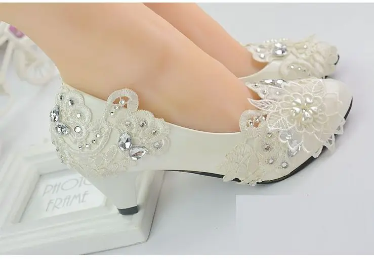 Женские свадебные туфли на каблуках средней высоты 4,5 см; обувь на каблуках цвета слоновой кости; PR1848; обувь ручной работы со стразами и кружевом; Новинка года; Свадебная обувь для невесты