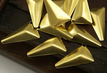 

100 Raw Brass trigonum Pyramid Charms 1 hole (20 x 11 mm) Brs 3041