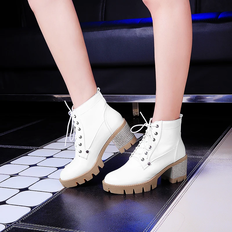 JK/зимние женские ботильоны; обувь из толстого плюша с круглым носком на шнуровке; женские мотоциклетные ботинки из искусственной кожи; женская обувь на платформе и высоком каблуке
