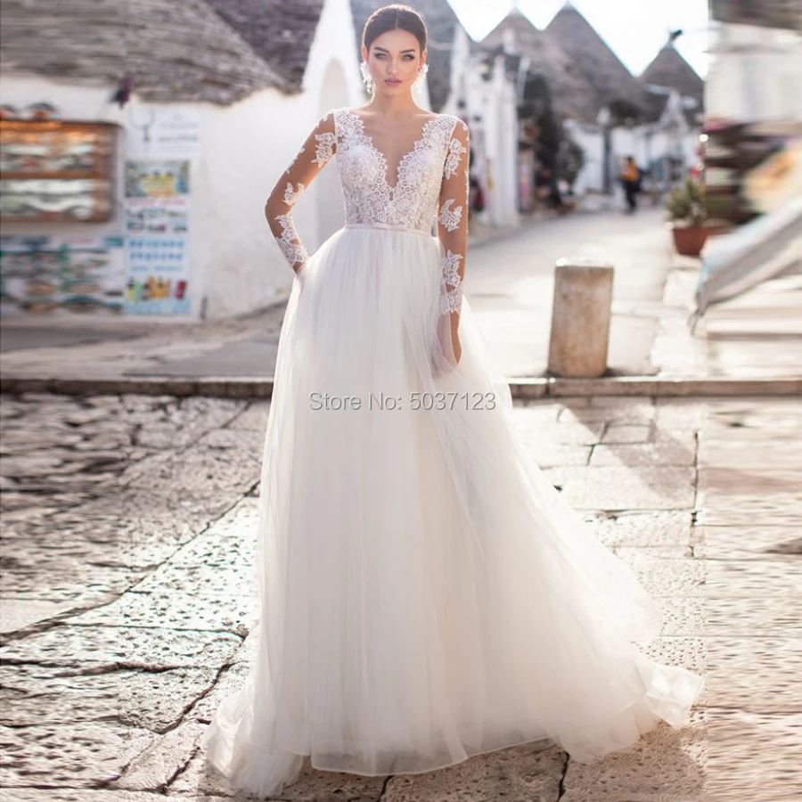 Strand Trouwjurken EEN Lijn Diepe V-hals Lange Mouwen Tulle Floor Lengte Wedding Bruidsjurken Illusion Terug Vestido De noiva Strand Trouwjurken EEN Lijn Diepe V-hals Lange Mouwen Tulle Floor Lengte Wedding Bruidsjurken Illusion Terug Vestido De noiva