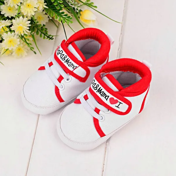 Детская обувь с надписью «I Love PaPa& MaMa»; мягкая подошва с принтом в виде сердца; удобная мягкая обувь для новорожденных 0-18 месяцев