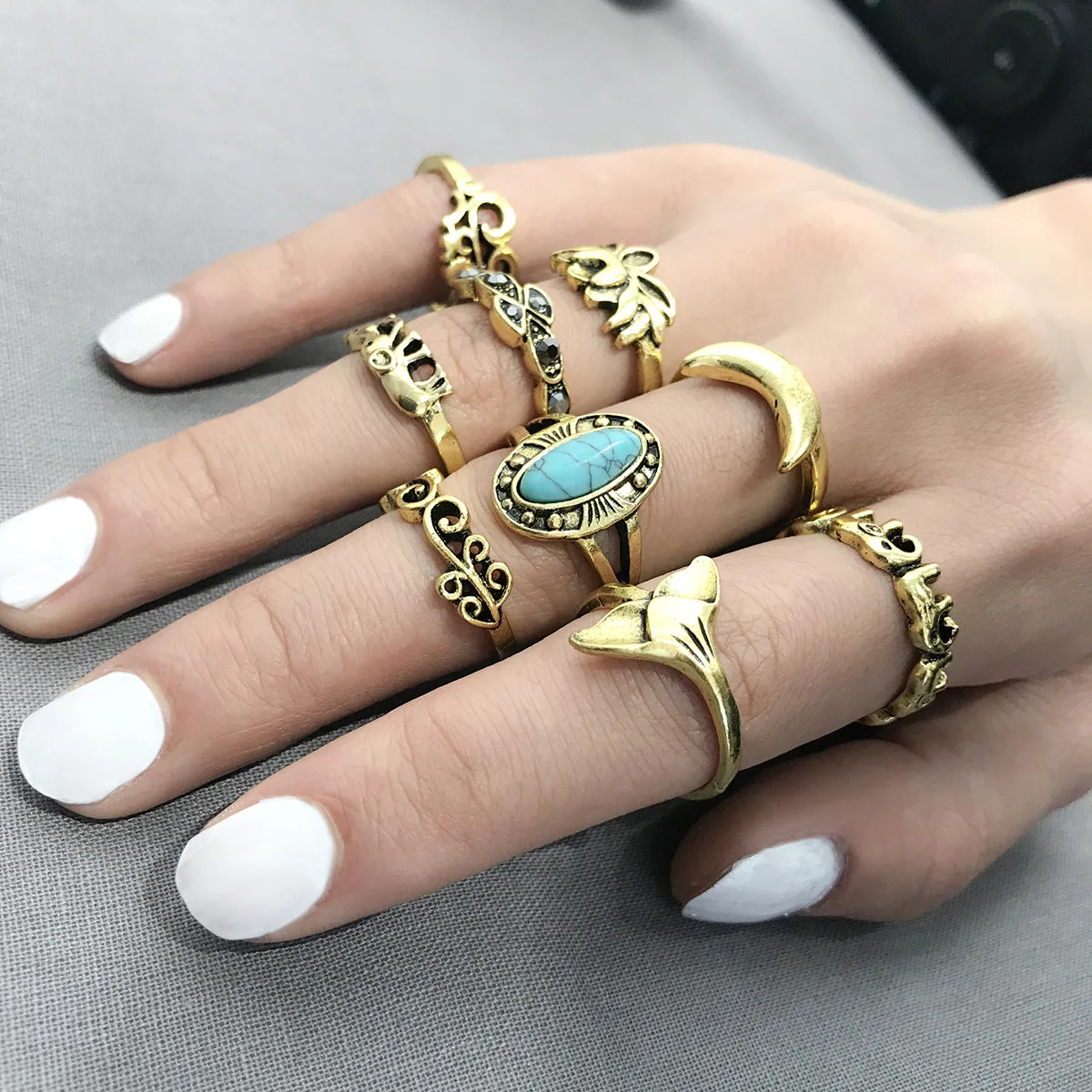 

Retro-Bohemian Hollow-out Carving Hand Jewelry with Simple Geometry and Ethnic Wind Ring