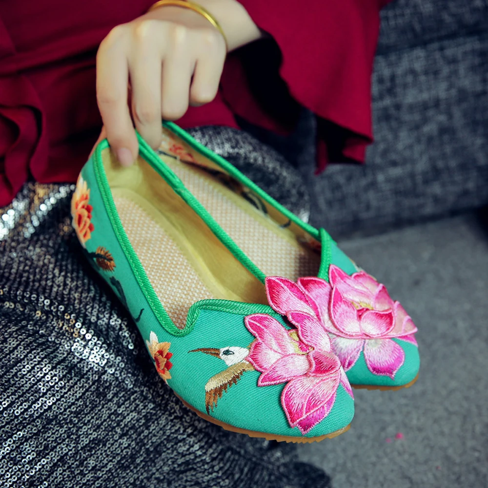 2018 New Design Womens Canvas Chinese Lotus Flower Embroidery Ladies Muscle Flat Loafers Soft Sole Light QiPao Pointed Toe Shoes Women's Shoes