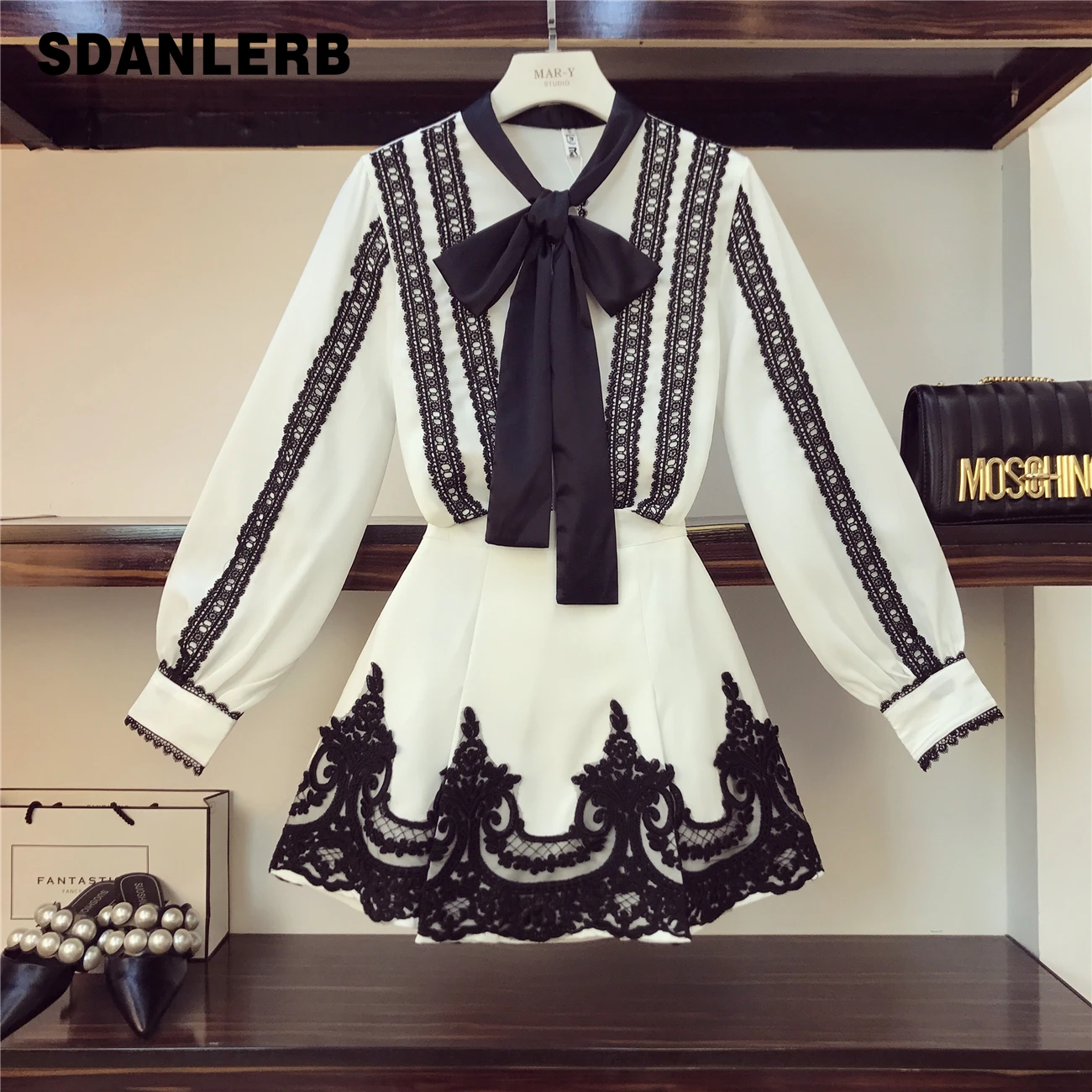 

2019 Spring New Fashion French Court Style Bow Elegant Shirt + Black Lace Patch Skirt Two-piece Girls Ladies Skirts Set Women
