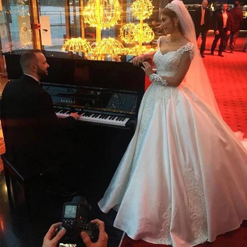

2019 Princess Arabic Ball Gown Wedding Dresses Long Sleeves V-neck Vintage Lace Appliques Beaded Bridal Gowns Chapel Train