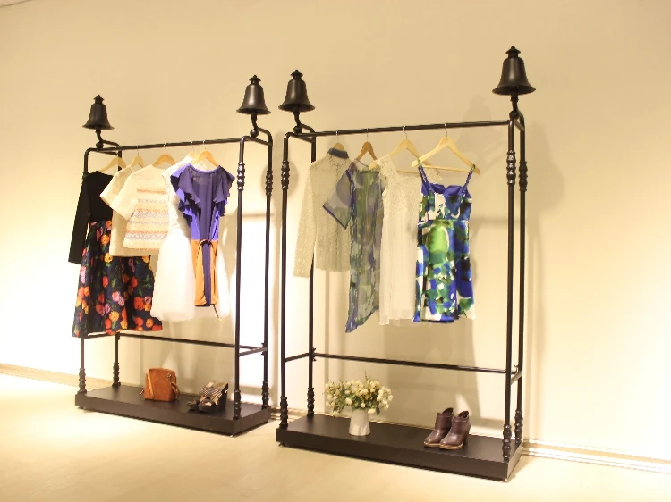 The clothes rack of the fine iron art clothing rack is displayed by the display shelf of the display cabinet1123