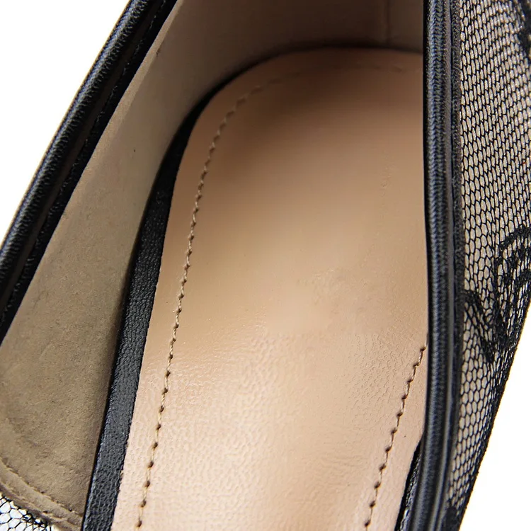 Черные кружевные туфли-лодочки с острым носком; коллекция года; шикарные туфли на высоком каблуке; женские элегантные свадебные туфли на шпильке с прозрачными цветами и кружевом