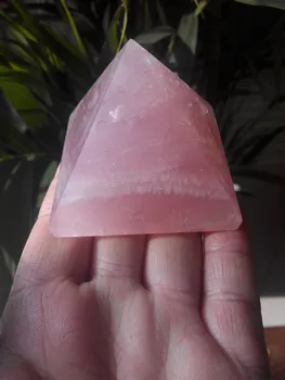

68081+++Natural pink crystal ornaments pyramid Wang marriage love