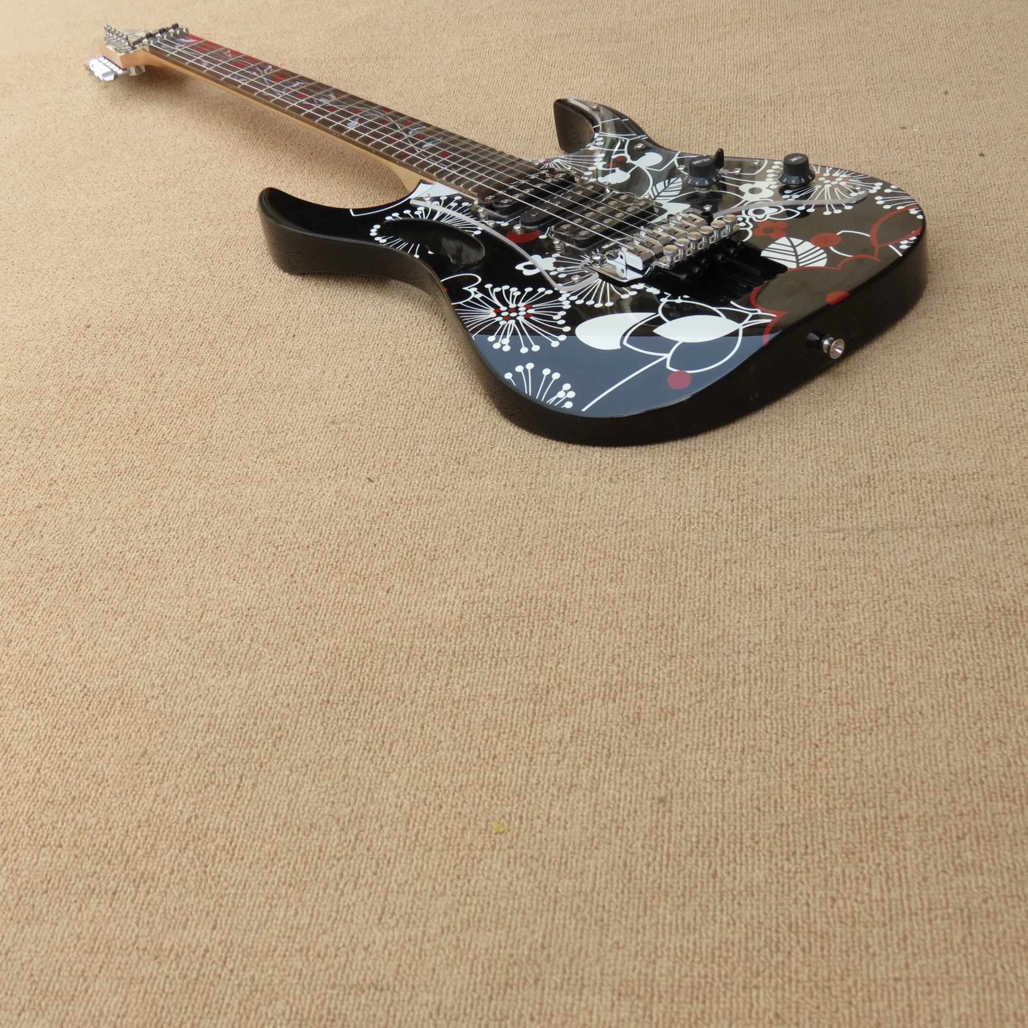 

Black Guitar with flower patten Tree of Life inlay Chrome Hardwares tremolo bridge,customized!IB-4
