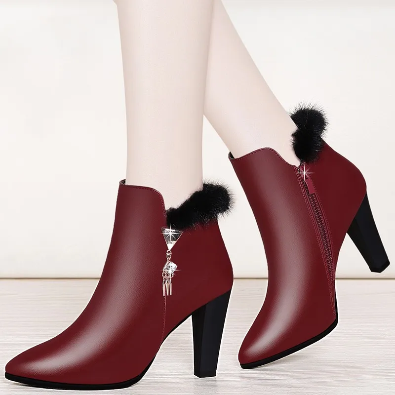 Koop 2018 Nieuwe Herfst Winter Zwart Rode Laarzen Vrouwen Puntschoen Beknopte Korte Laarzen Elegante Mode Hoge Hakken Laarzen Schoenen YG B0008