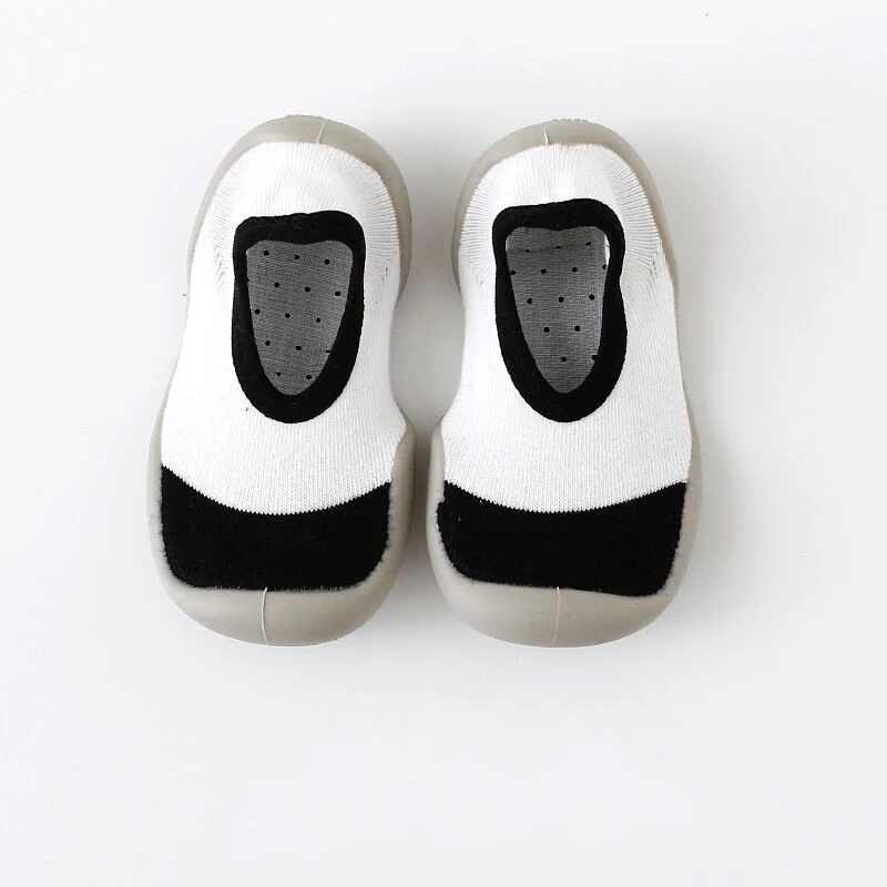 Носки для новорожденных с резиновой подошвой, удобные нескользящие носки для маленьких мальчиков и девочек, первые прогулочные тапочки в полоску и горох, новинка года