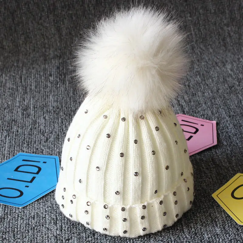 Зимние шапки для новорожденных Для маленьких мальчиков и девочек Теплый Шапки двойной меха с помпоном-кисточкой вязать шапочки Шапки для детей ясельного возраста платье маленькой принцессы Кепки с мячом - Цвет: Белый