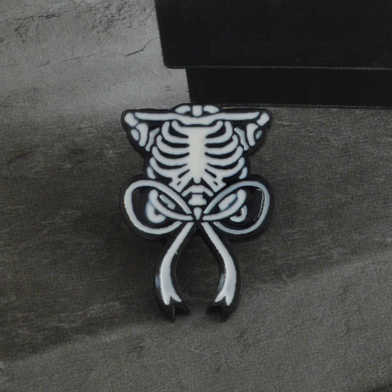 

Unique Skeleton Bone Ribbon Brooch Ribcage Bow Ribbon Enamel Pin Placket Pin Halloween Party Jewelry Friend Gift