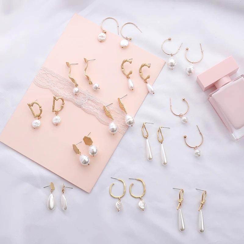 

Fashion Drop Earrings For Women Big Pearl Gold Letters C D Bow Hanging Dangle Earrings Korea Ear Jewelry Wedding Party Brincos