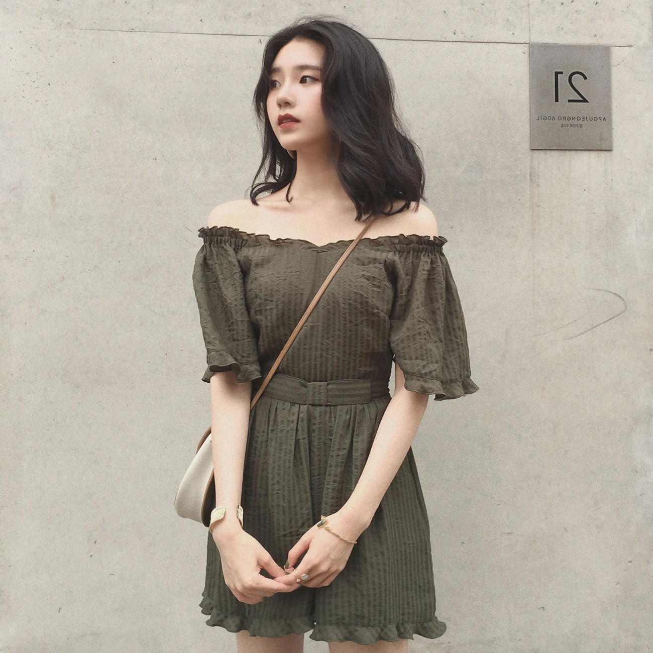 female jumpsuits of 2019 is a pure-color one-word collar shoulder-open loose Chiffon one-piece shorts with slim waist. | Женская одежда