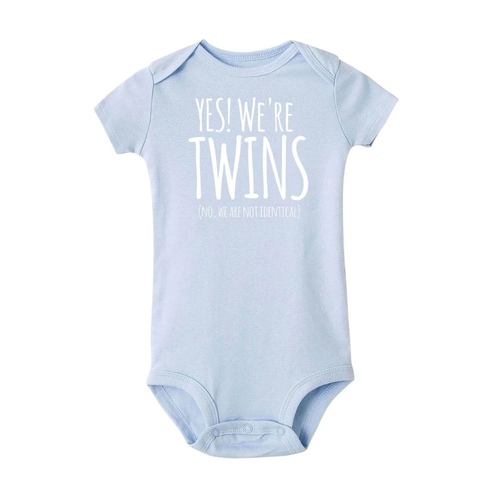 Yes We Are Twins Newborn Twins Одежда для маленьких мальчиков и девочек белая буква принт комбинезон игровой костюм с коротким рукавом - Цвет: R980-SRPLB-