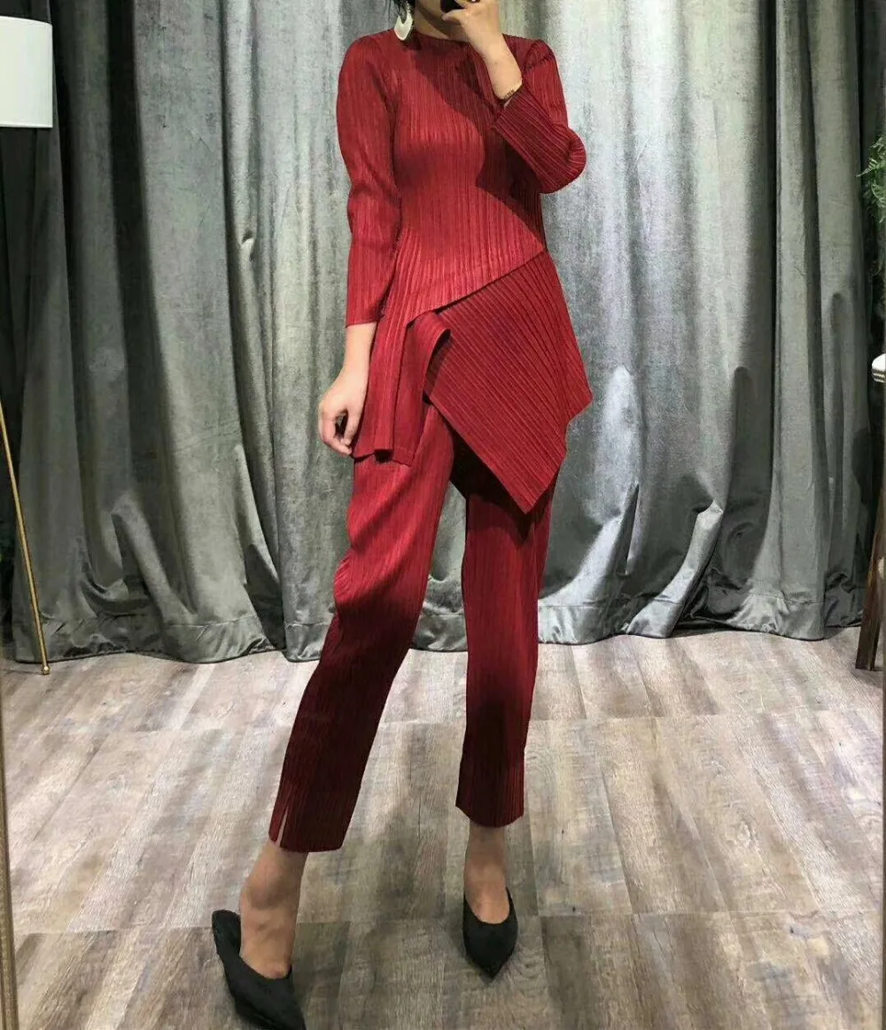 

Модная футболка с длинным рукавом, круглым вырезом и прямыми штанинами