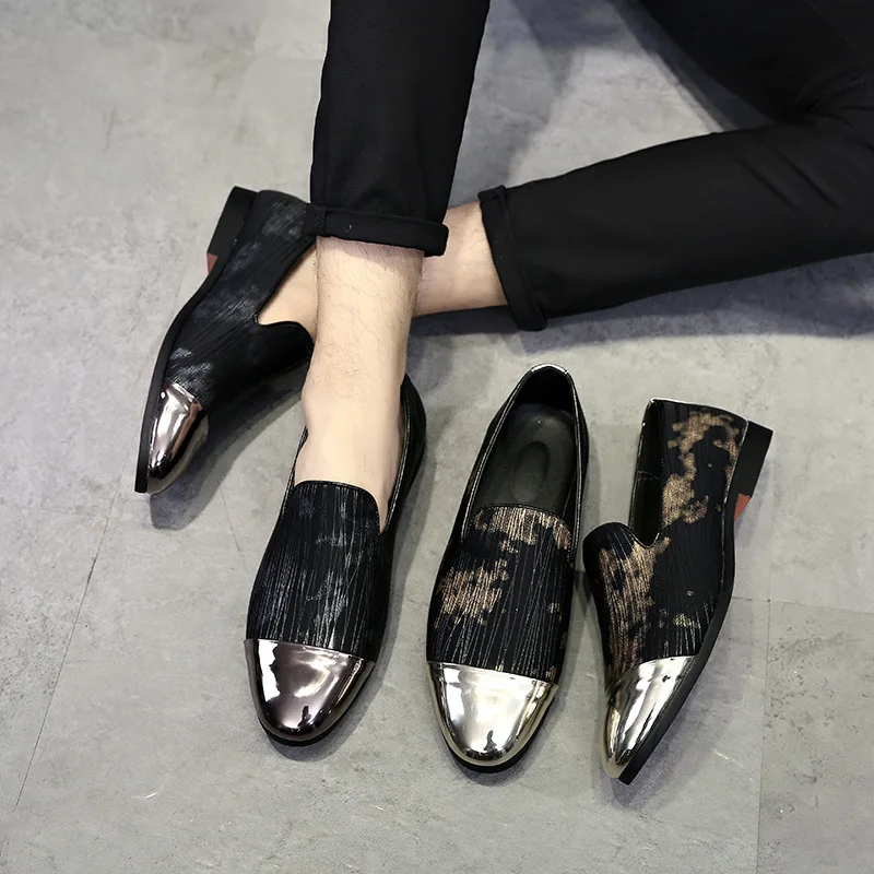 

2019 Hot Sale Men Personality Metal Flat Slip-on Dress Shoes Casual Pointed Toe Solid Liesure Shine Doug Wedding Party Shoes