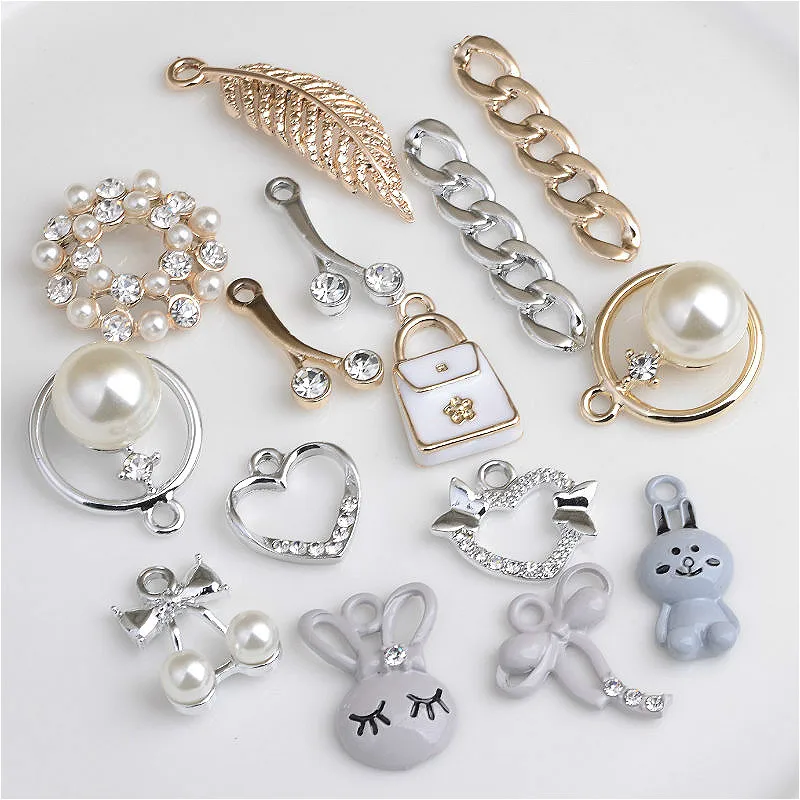 ожерелье луна. цепочка с подвеской ключ. подвеска со стразами. круглый кулон со стразами внутри. кулоны со стразами.