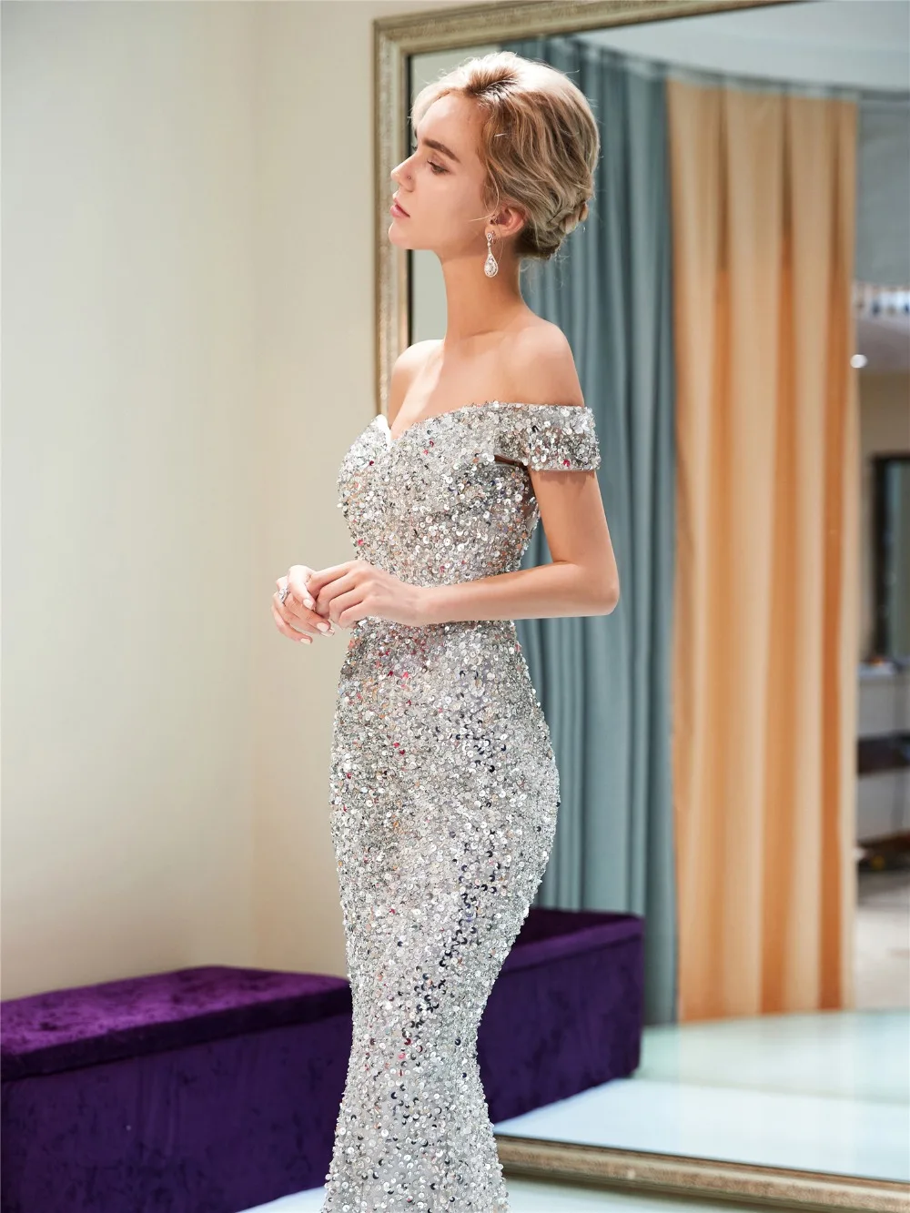 Longo da Dama de Honra Vestido do Tapete Janevini Luxo Lantejoulas Prata Vestidos Off The Shoulder Manga Curta Oco Voltar Sereia Tulle Vermelho 12 de honra Vestidos Off The Shoulder Manga