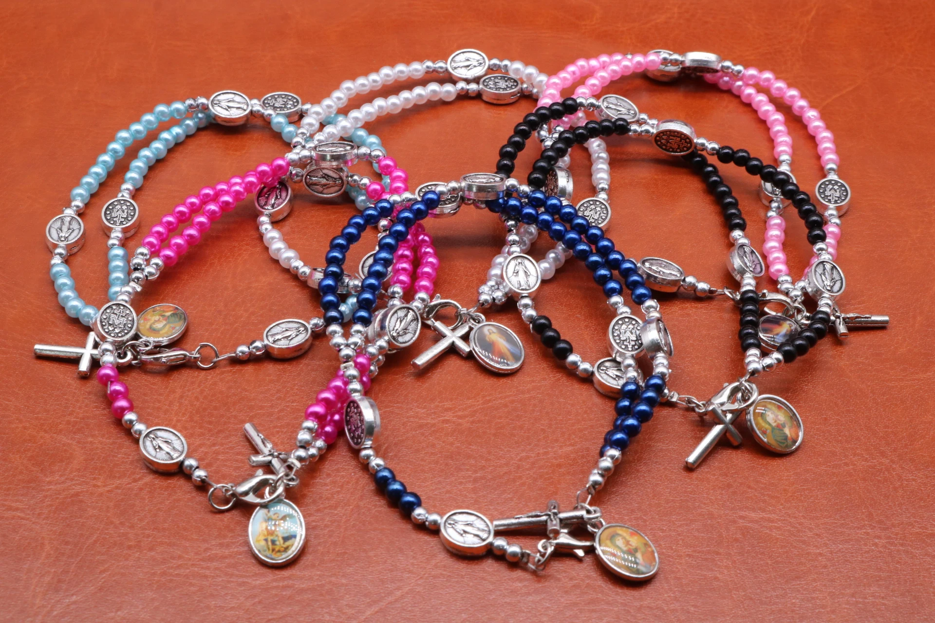 

Religious cross benevolent goddess Beaded Bracelet About 7CM of inner width Small pendant random picture