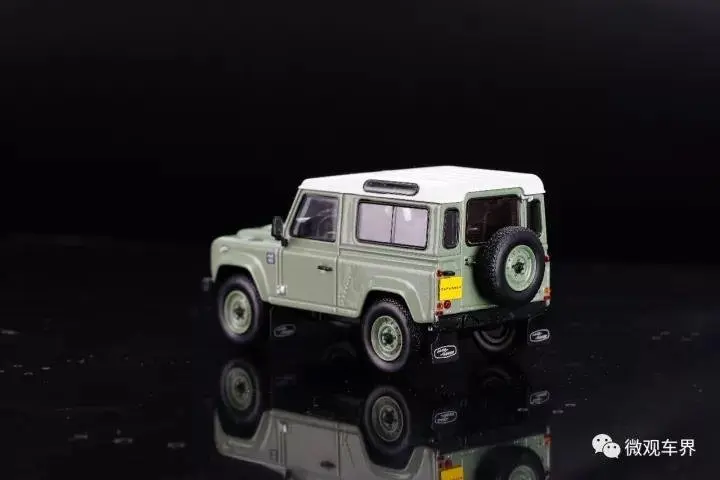 Литая под давлением модель автомобиля Почти настоящий Defender 90 Heritage Edition 1:43(зеленый)+ маленький подарок