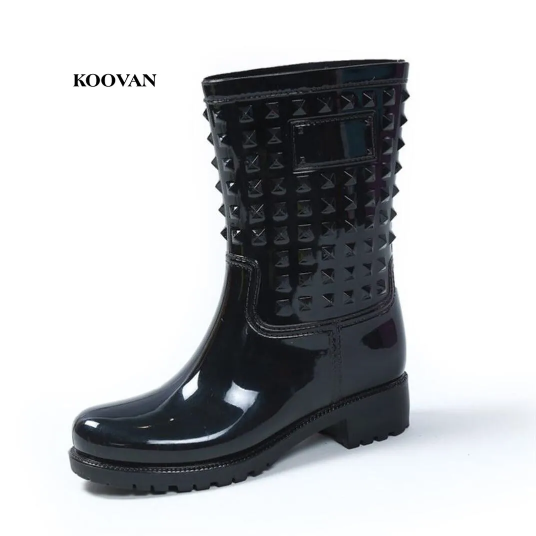 comprar Botas de Chuva 2017 Moda Rebites Koovan Mulheres Coloridas Botas de Chuva Quente Não slip Botas de Chuva Para As Mulheres Novo Produto promoção