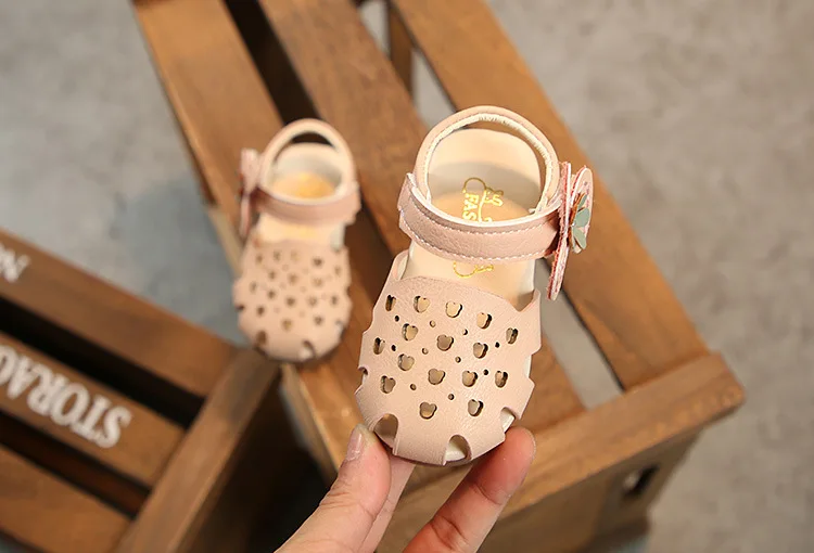 Летние для маленьких девочек обувь для детей модные сандалии-из детской мягкая подошва босоножки принцессы для маленьких детей обувь с цветком