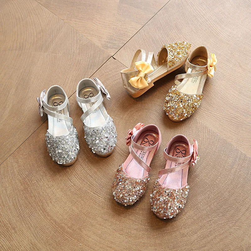 Летние сандалии для девочек детская обувь с бусинами и носком милые модные детские сандалии из искусственной кожи с цветами размеры 27-36
