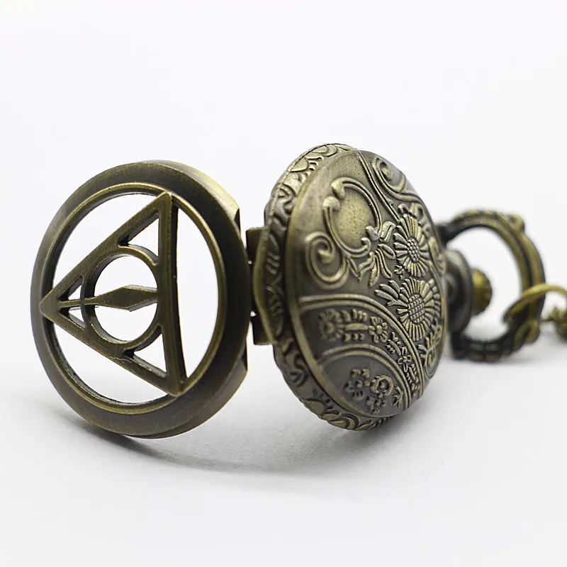 Lovely-Small-Size-Triangle-Hollow-Quartz-Pocket-Watch-Necklace-Pendant-For-Xmas-Gift-Steampunk-Fob-Watch (2)