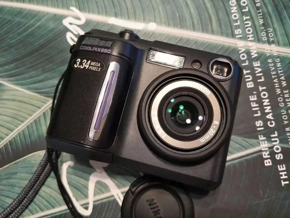 Используется камера Nikon Coolpix 880 3,34 мегапиксельная CCD 2.5x оптический зум-объектив