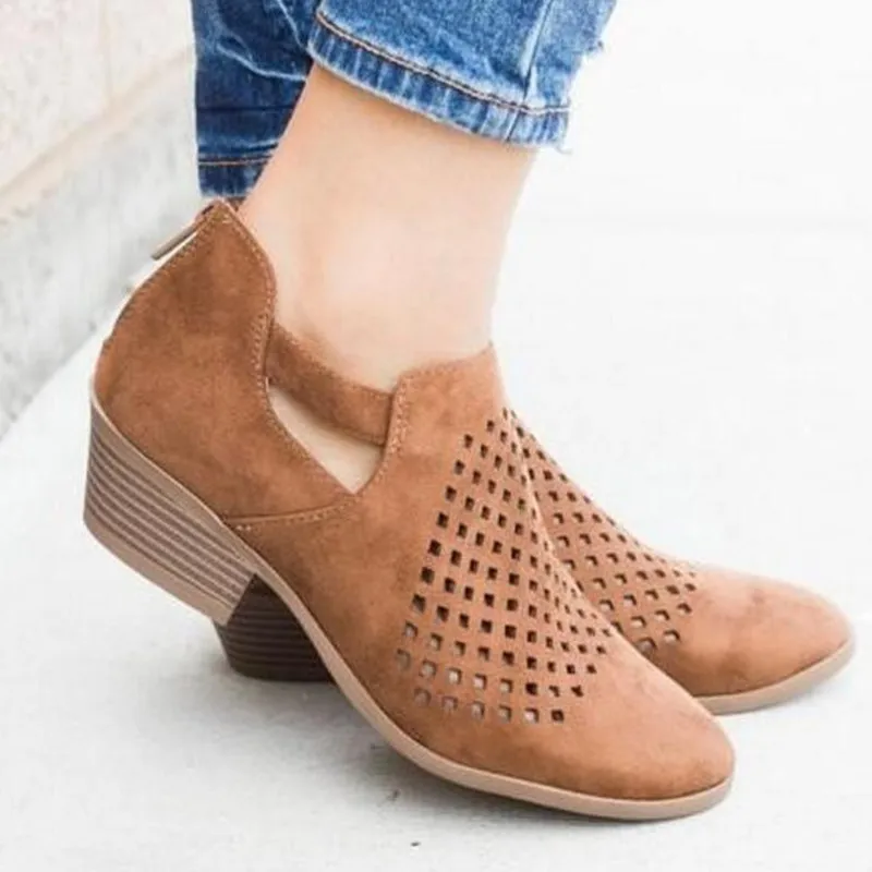 pointy heel boot