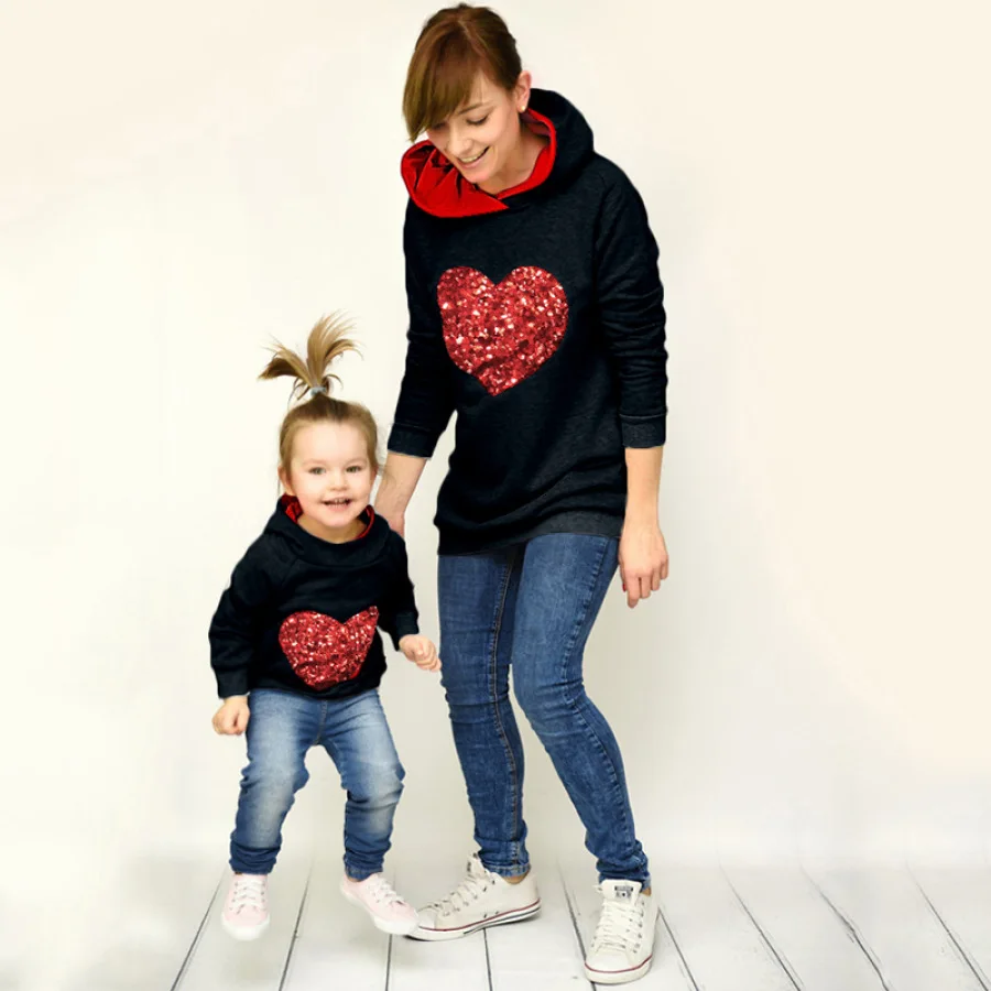 VearDoller/Одинаковая одежда для мамы и дочки; коллекция года; сезон осень-зима; толстовки с длинными рукавами и рисунком сердца; свитера для мамы и меня - Цвет: Черный
