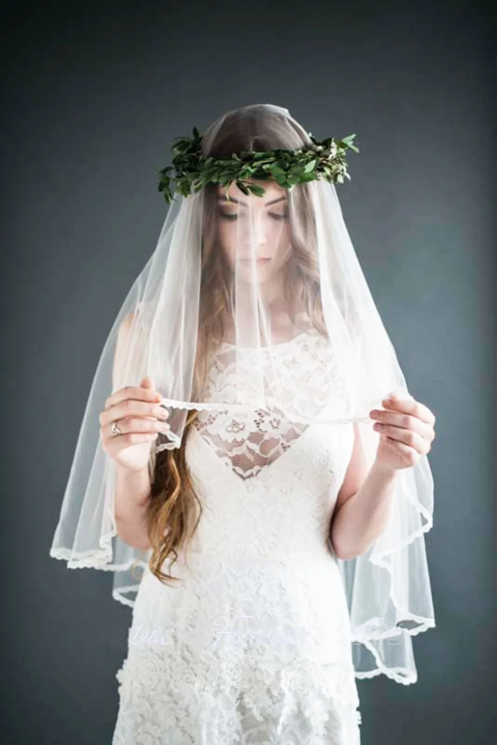 2016 Simple White/Lvory Short Bridal Veils Romantic Tulle Appliques In